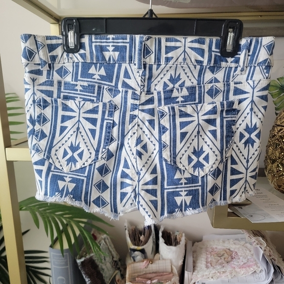 Forever 21 Blue and White Tribal Print Mini Denim Jean Shorts - US Size 29 - Picture 3 of 4